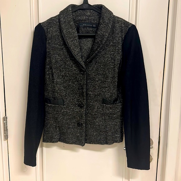 Zara Jackets & Blazers - Zara Woolen & faux leather short, warm jacket with beautiful buttons! Size M!